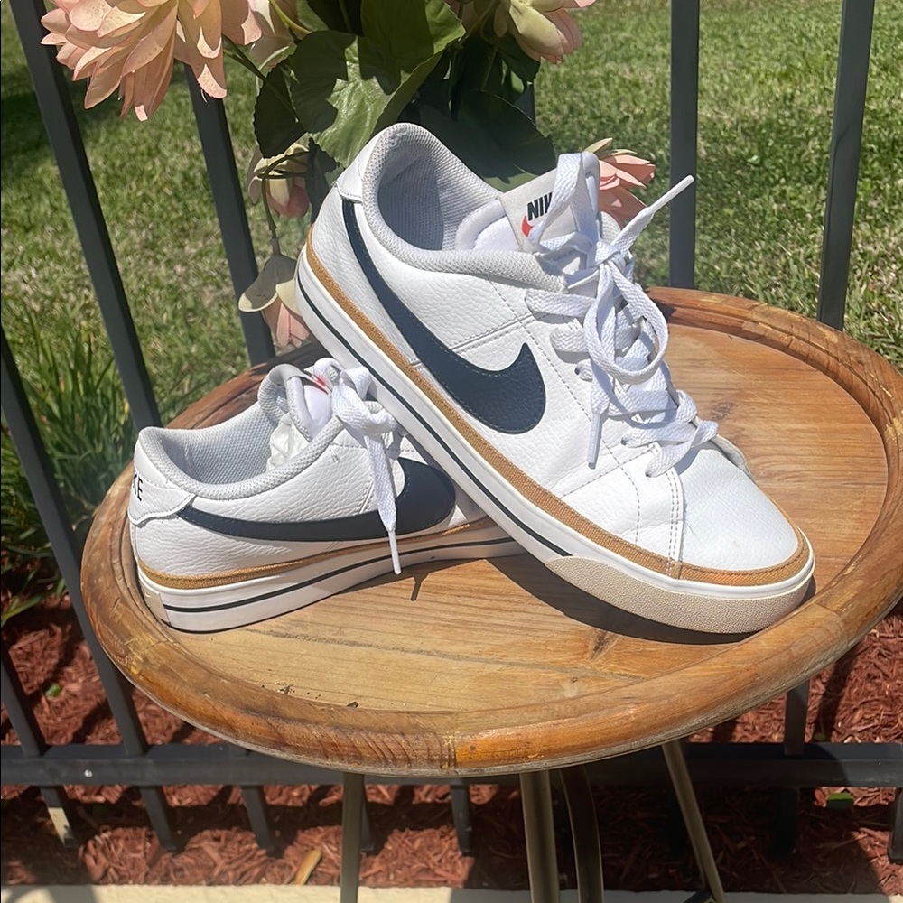 Nike White and Black Classic Sneakers